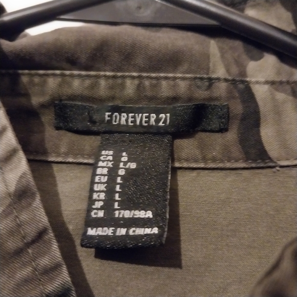 Women’s Size large Forever 21 Army Green Camo Shirt Jacket Patches Button Up - Picture 6 of 6